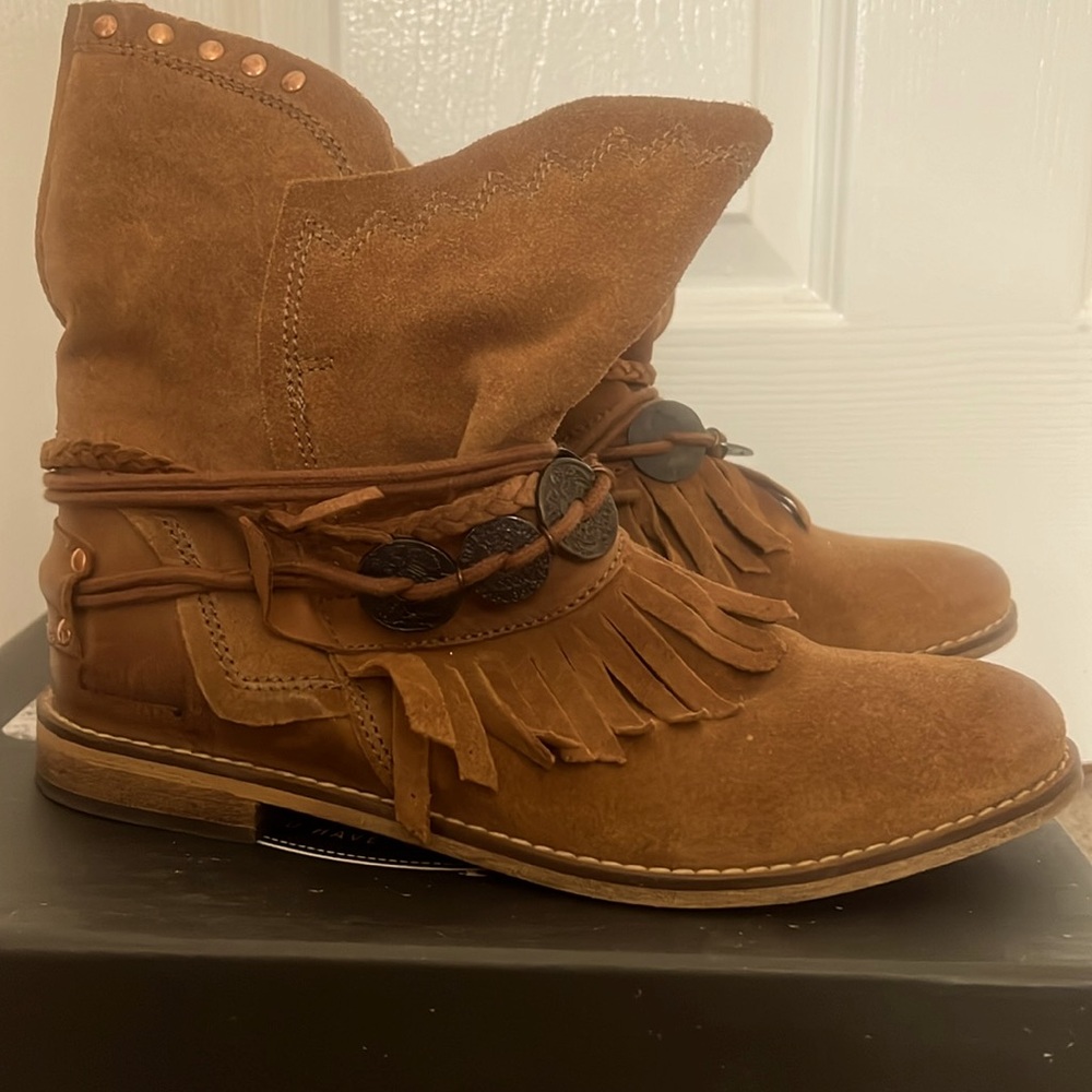 Musse-Cloud-Womens-Anaeh-Bootie. Brown suede leather size 9